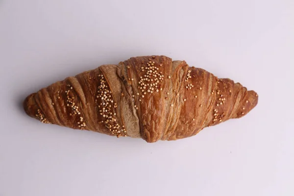 Egy Nagy Szög Közelkép Egy Croissant Szezámos Fehér Háttér — Stock Fotó