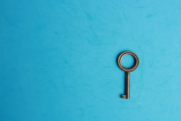 Ένα Κλειδί Που Απομονώνεται Μπλε Φόντο — Φωτογραφία Αρχείου