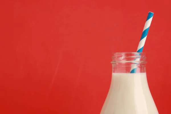 Крупним Планом Пляшку Молока Соломою Червоному Тлі — стокове фото