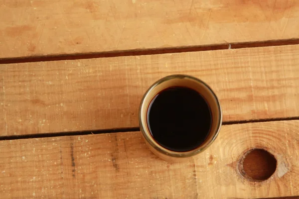 Tiro Ángulo Alto Una Taza Arcilla Llena Aislado Una Superficie — Foto de Stock