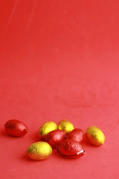 Крупный План Шоколадных Пасхальных Яиц Красной Поверхности Огнями — стоковое фото