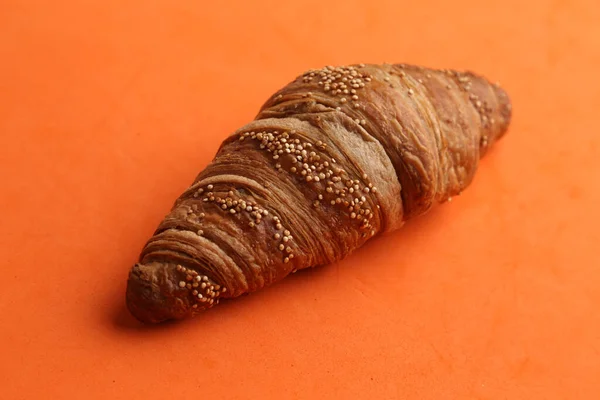 Close Delicioso Croissant Fundo Laranja — Fotografia de Stock