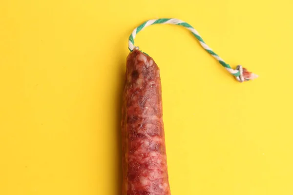 Disparo Alto Ángulo Una Salchicha Chorizo Sobre Una Superficie Amarilla — Foto de Stock