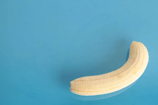 Nahaufnahme Einer Banane Auf Blauer Oberfläche — Stockfoto