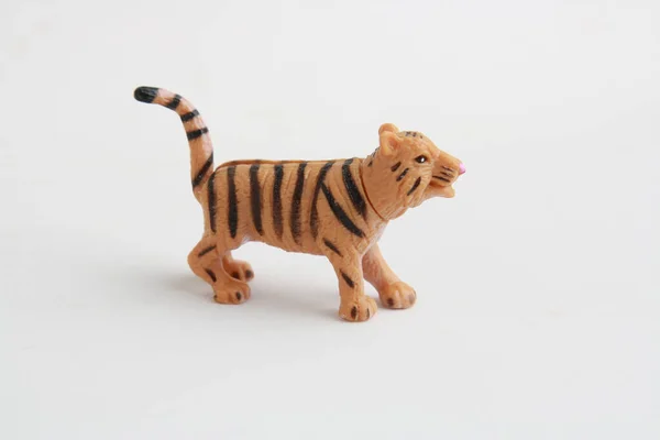 一只小玩具老虎在白色背景下被隔离的特写镜头 — 图库照片