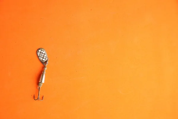 Eine Nahaufnahme Eines Angelköders Isoliert Auf Orangefarbenem Hintergrund — Stockfoto