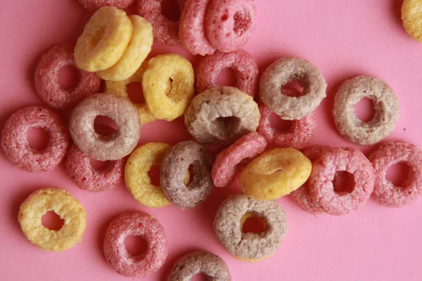 Primer Plano Coloridos Cereales Desayuno Sobre Fondo Rosa — Foto de Stock