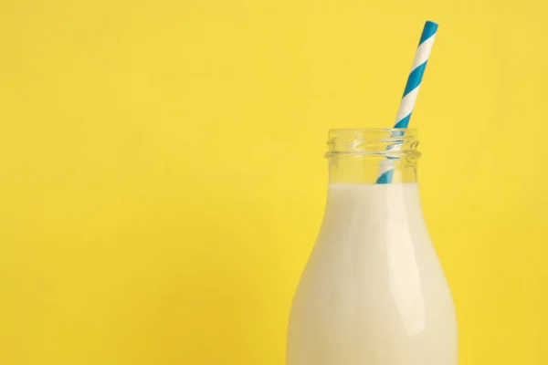 Gros Plan Une Bouteille Lait Avec Une Paille Sur Fond — Photo