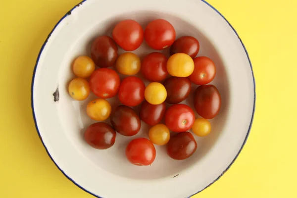 Une Vue Dessus Différentes Tomates Cerises Dans Bol Sur Une — Photo