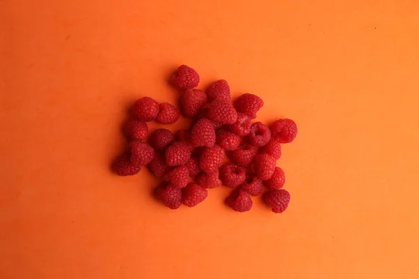 Une Vue Dessus Framboises Fraîches Isolées Sur Fond Orange — Photo