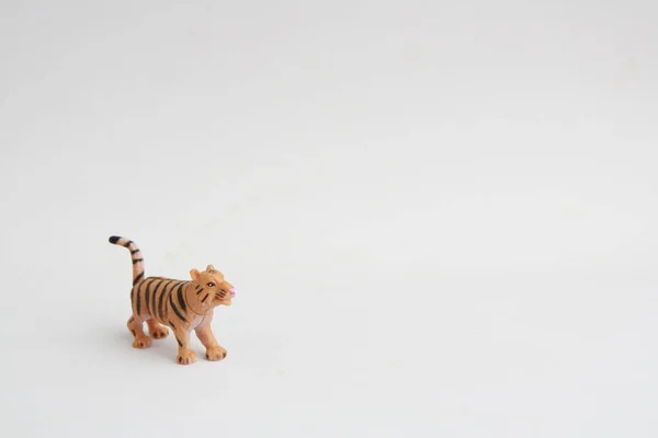 Närbild Tiger Leksak Miniatyr Vit Bakgrund Med Kopia Utrymme — Stockfoto