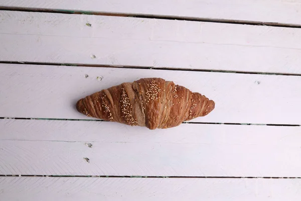 Plan Grand Angle Croissant Fraîchement Cuit Sur Une Surface Bois — Photo