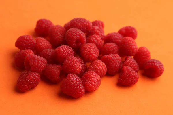 Primer Plano Deliciosas Frambuesas Frescas Una Superficie Naranja —  Fotos de Stock