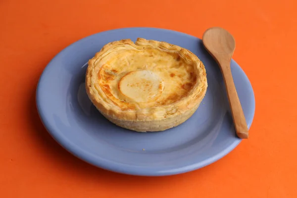 Een Heerlijke Zelfgemaakte Kaasquiche Een Oranje Ondergrond — Stockfoto