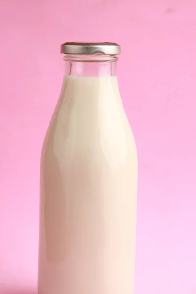 Närbild Bild Bild Mjölk Glasflaska Rosa Bakgrund — Stockfoto