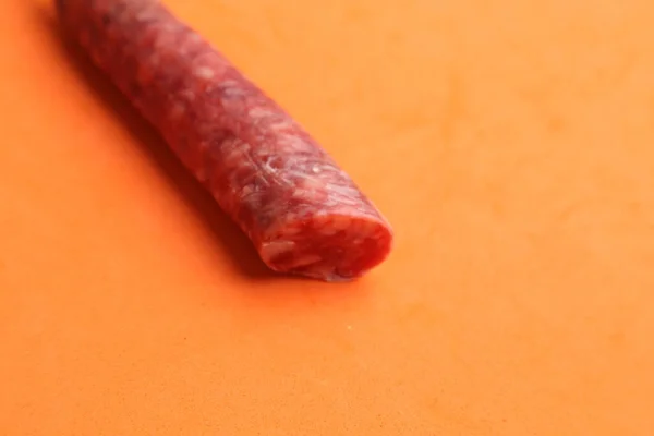 Eine Nahaufnahme Von Chorizo Wurst Auf Orangefarbenem Hintergrund — Stockfoto