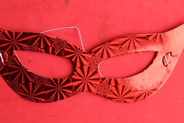 Een Rood Papieren Maskerade Masker Een Rood Oppervlak — Stockfoto