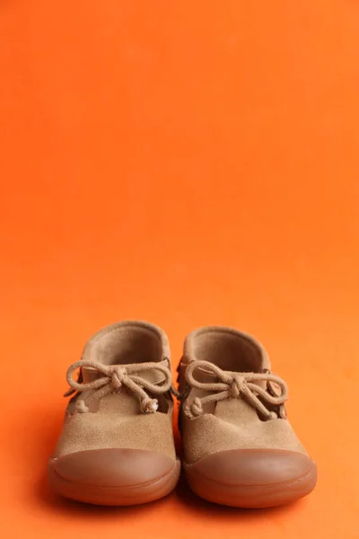 Primer Plano Par Hermosos Zapatos Bebé Marrones Sobre Fondo Naranja —  Fotos de Stock