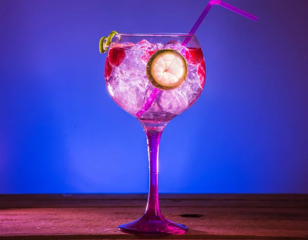 Closeup Shot Gin Tonic Rose Raspberries Lime — Stock Photo, Image