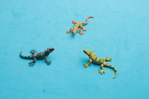 Пластикові Іграшки Ящірки Ізольовані Синьому Фоні — стокове фото