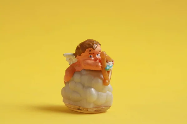 Nahaufnahme Einer Plastikspielzeugfigur Isoliert Auf Gelbem Hintergrund — Stockfoto