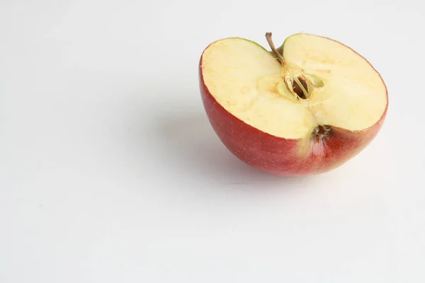 Plan Angle Élevé Moitié Une Pomme Isolée Sur Une Surface — Photo