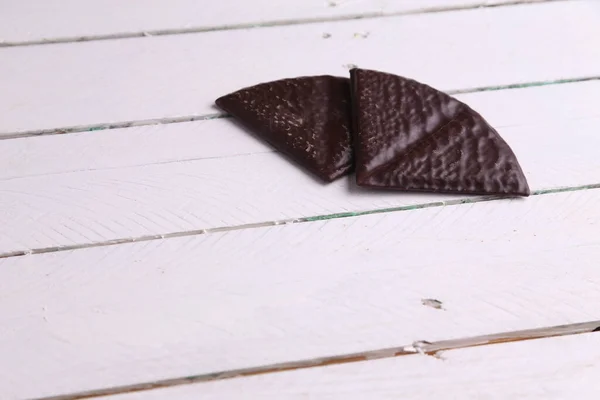 Primer Plano Una Galleta Cubierta Chocolate Aislada Una Superficie Madera —  Fotos de Stock