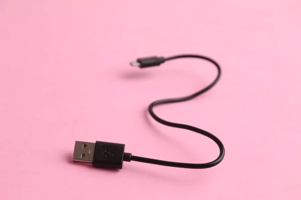 Imagine Închidere Unui Cablu Usb Curbat Suprafață Roz — Fotografie, imagine de stoc