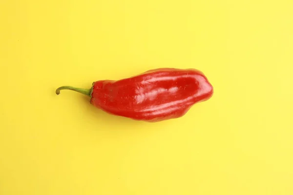 Eine Nahaufnahme Eines Roten Paprika Auf Gelbem Hintergrund — Stockfoto