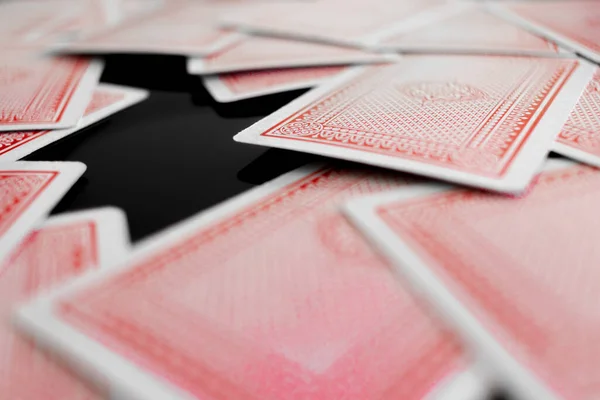一张在黑色表面上的红色扑克的特写照片 — 图库照片