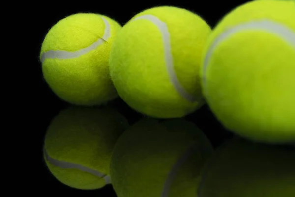 Yansıtıcı Siyah Bir Yüzeye Yansıyan Tenis Topunun Yakın Çekim Görüntüsü — Stok fotoğraf