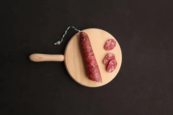 Una Vista Superior Salchicha Chorizo Con Rodajas Sobre Tabla Madera — Foto de Stock
