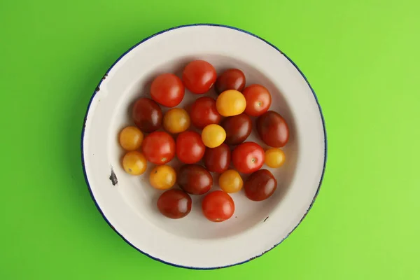 Une Vue Dessus Des Tomates Cerises Dans Bol Isolé Sur — Photo