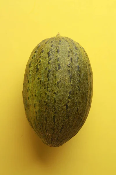 Een Verticaal Shot Van Groene Meloen Een Gele Achtergrond — Stockfoto