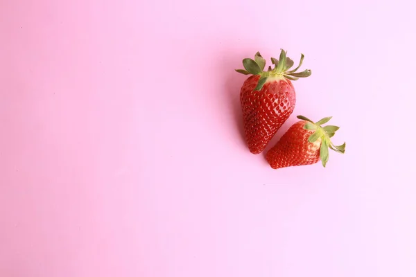 Erdbeeren Von Oben Auf Einer Rosafarbenen Oberfläche Unter Den Lichtern — Stockfoto