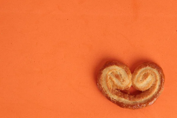 Closeup Shot Coockie Heart Shape Orange Background — Stock Photo, Image