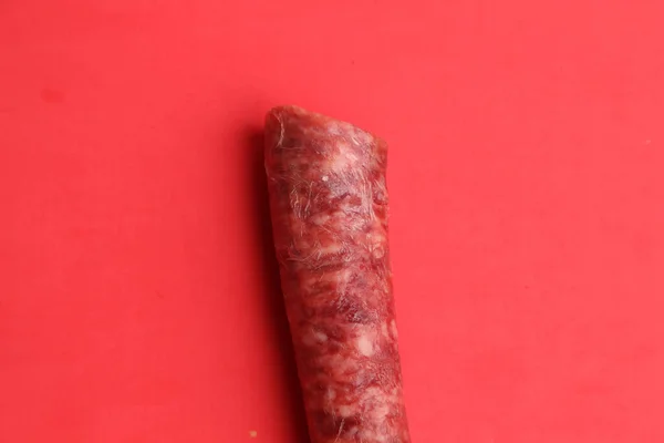 Primer Plano Salchicha Carne Aislada Sobre Fondo Rojo — Foto de Stock
