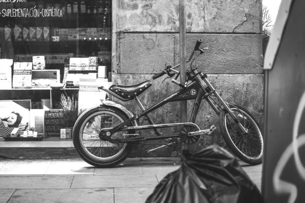 Tiro Tons Cinza Uma Motocicleta Atrás Parede — Fotografia de Stock