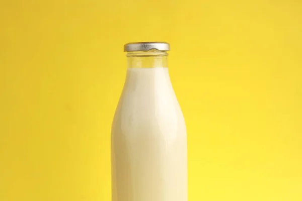 Ujęcie Zbliżeniowe Butelki Mleka Wyizolowanej Żółtym Tle — Zdjęcie stockowe