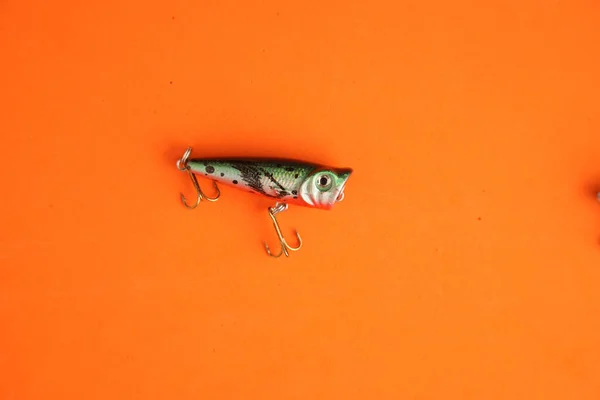 Uma Isca Pesca Isolada Fundo Laranja — Fotografia de Stock