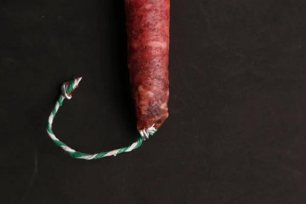 Una Salchicha Chorizo Tradicional Española Sobre Fondo Negro — Foto de Stock