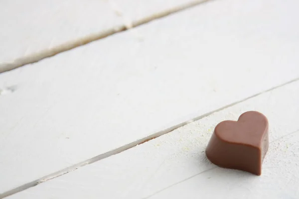 Gros Plan Bonbon Chocolat Forme Cœur Sur Une Table Bois — Photo
