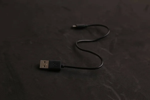 Nahaufnahme Eines Usb Kabels Auf Schwarzem Hintergrund — Stockfoto