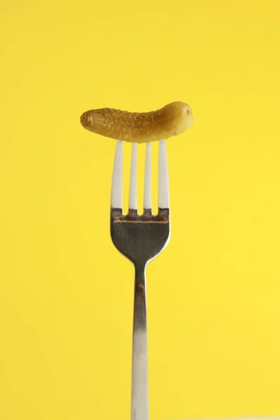 Disparo Vertical Pequeño Pepinillo Sobre Tenedor Aislado Sobre Fondo Amarillo — Foto de Stock