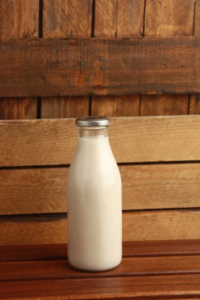 Eine Vertikale Aufnahme Einer Glasflasche Milch — Stockfoto