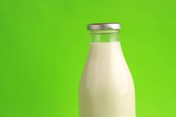 Eine Nahaufnahme Von Milch Einer Glasflasche Vor Grünem Hintergrund — Stockfoto