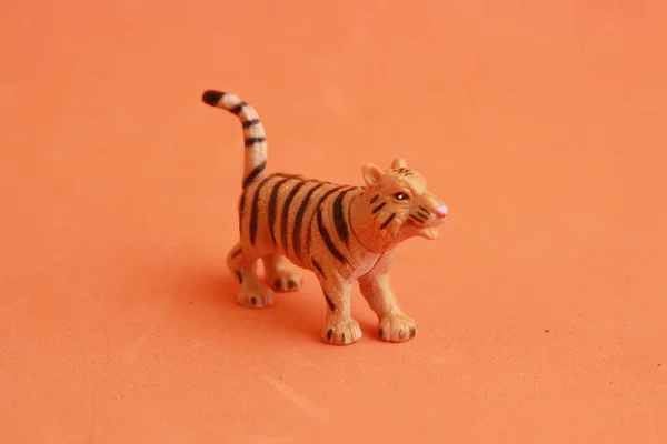 Liten Gummi Tiger Leksak Isolerad Orange Bakgrund — Stockfoto