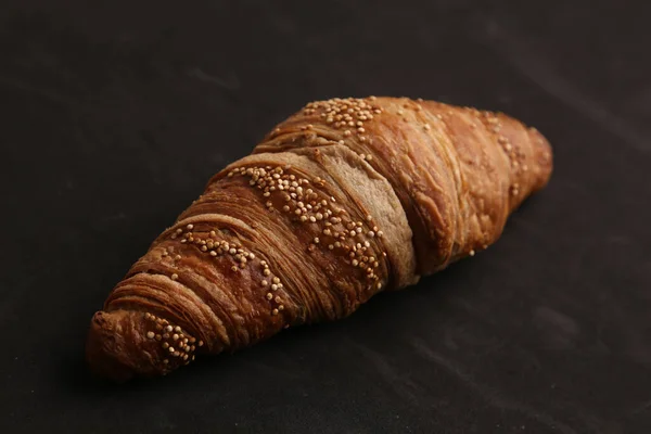 Nahaufnahme Eines Köstlichen Croissants Auf Schwarzem Hintergrund — Stockfoto