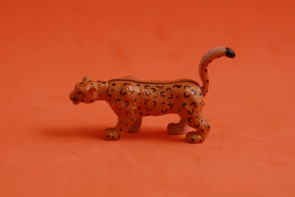 Brinquedo Leopardo Plástico Superfície Laranja — Fotografia de Stock