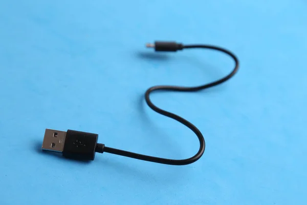 Черный Кабель Usb Синем Фоне — стоковое фото